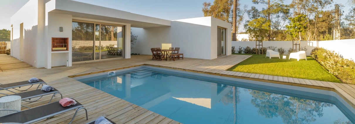 belle-piscine-maison-moderne