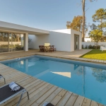 belle-piscine-maison-moderne