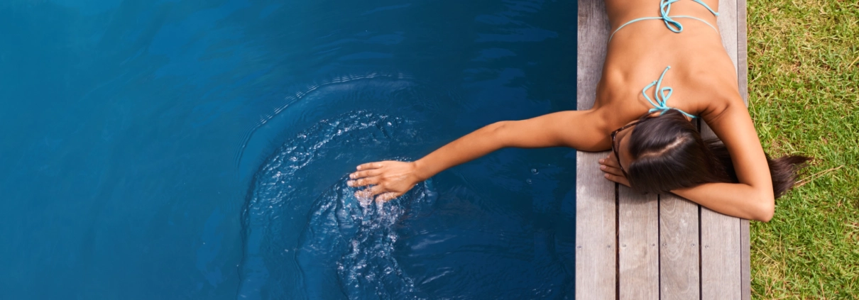 contact-pisciniste-aix-femme-bord-piscine