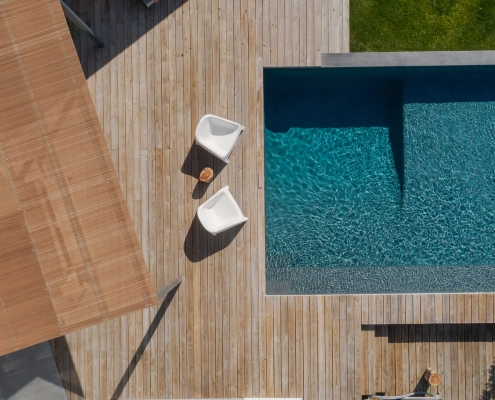détection fuite sur piscine avec bord terrasse en bois